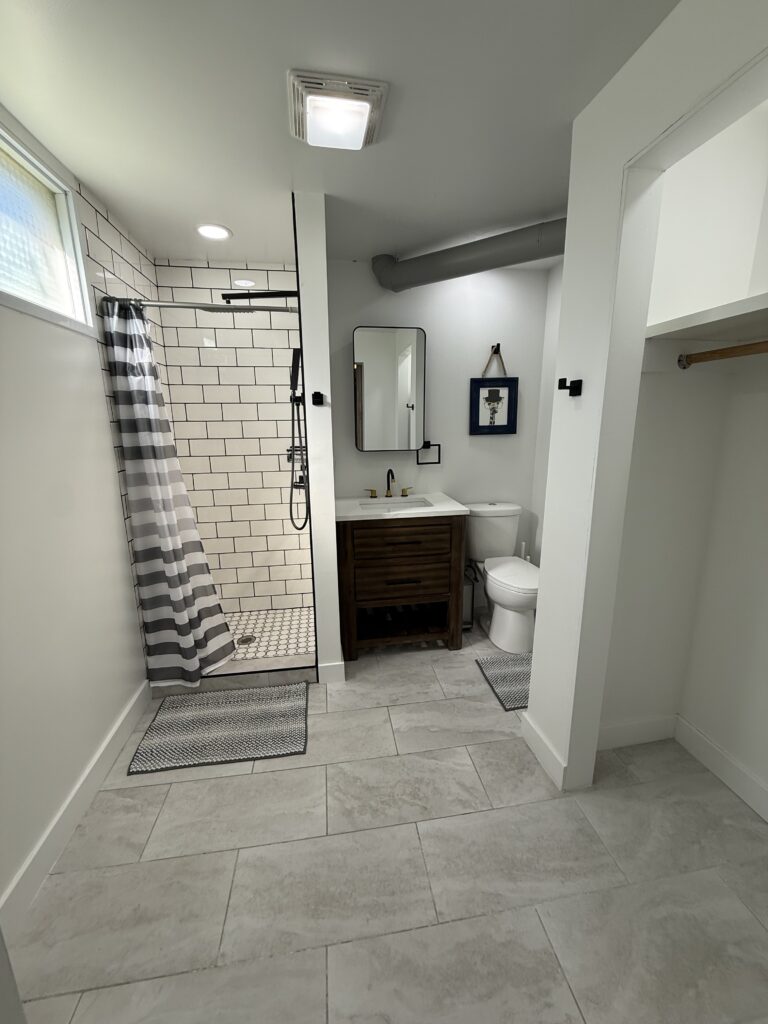 Primary Toilet and bath - 805 Apartment