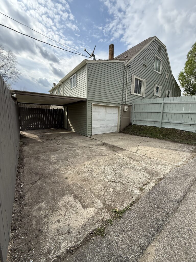 Exterior leading to entrance - 805 E Taylor